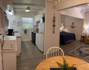 eine Küche und ein Wohnzimmer mit einem Tisch und einem Zimmer in der Unterkunft Hontoon Landing Resort & Marina in DeLand