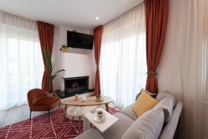 uma sala de estar com um sofá e uma mesa em Bukovo Apartment em Oinófita