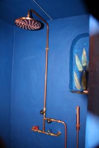 een lamp in een blauwe kamer met een blauwe muur bij De Tuinkamer in Lanaken