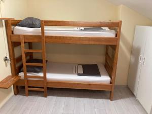 Palanda nebo palandy na pokoji v ubytování Hostel Jedvaj