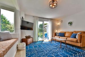 a living room with a couch and a blue rug at Sandpiper Shores in Florence