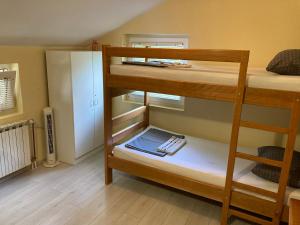 Двуетажно легло или двуетажни легла в стая в Hostel Jedvaj
