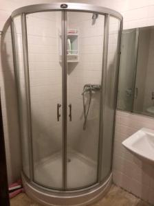 bagno con doccia in vetro e lavandino di Superbe appartement en résidence avec piscine a Skhirat