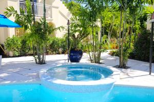Bazen u ili blizu objekta Bungalows at Windsong on the Reef