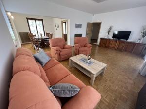 sala de estar con sofá, sillas y mesa en Magnolia Apartments en Izola