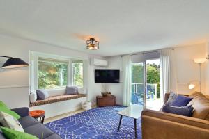 a living room with a couch and a tv at Sandpiper Shores in Florence