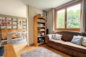 - un salon avec un canapé et une étagère à livres dans l'établissement Paris et Versailles à proximité !, à Sèvres