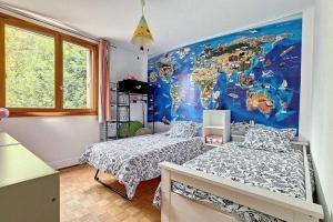 塞夫爾的住宿－Paris et Versailles à proximité !，一间卧室设有两张床,并提供一张世界地图