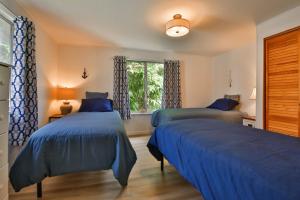 a bedroom with two beds and a window at Sandpiper Shores in Florence