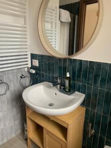 een badkamer met een wastafel en een spiegel bij Boutique Country House Serendipity in Cantiano