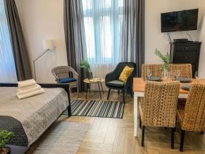 - un salon avec un lit, une table et des chaises dans l'établissement SOPOT blisko z plaży apartC nr3, à Sopot