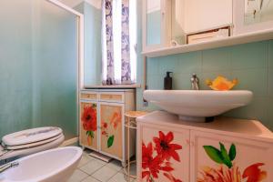 łazienka z umywalką i toaletą w obiekcie Bed and Breakfast Dolce Vita Bologna w Bolonii +37 zdjęć