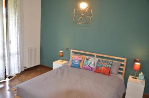 ein Schlafzimmer mit einem Bett mit Kissen darauf in der Unterkunft Giulio Cesare Apartment close to Venice in Salzano