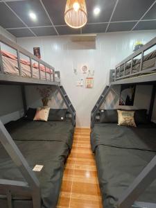 Katil dua tingkat atau katil-katil dua tingkat dalam bilik di Căn hộ trung tâm - chia sẽ