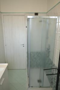 eine Dusche mit Glastür im Bad in der Unterkunft Giulio Cesare Apartment close to Venice in Salzano