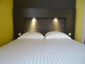 Postel nebo postele na pokoji v ubytování LA CROIX D'OR LOGIS Hôtels