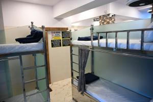 - deux lits superposés dans une chambre dans l'établissement Sagar Dormitory Andheri - Nearest to Andheri Railway Station West, à Mumbai
