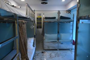 Palanda nebo palandy na pokoji v ubytování Sagar Dormitory Andheri - Nearest to Andheri Railway Station West