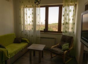 sala de estar con sofá, mesa y ventana en NiCE ViEW en Ereván