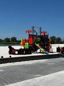 un parque infantil al lado de una carretera en Appartement Zuiderzeestate Makkum, en Makkum
