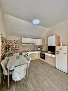 Kuchyňa alebo kuchynka v ubytovaní Moonlight Apartment