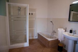 La salle de bains est pourvue d'une baignoire et d'un lavabo. dans l'établissement Casale di Maro, à Monte Giberto