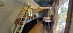 een keuken met een ladder in een tiny house bij Mini maison tiny house et son bain nordique in Figeac