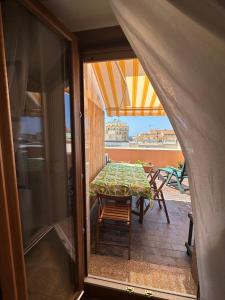 una carpa con una mesa en un patio en Al 205, en Alghero