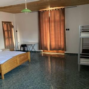 Voodi või voodid majutusasutuse Pizza Sztori Apartman toas