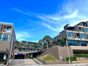 un edificio de apartamentos con una escalera delante en The Pixels Cape Panwa Condo, en Phuket