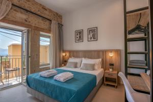 Un dormitorio con una cama y un balcón. en Eva's apartments, en Kissamos