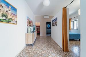 een hal met een kamer met een bed bij Airport sicily home palermo in Carini
