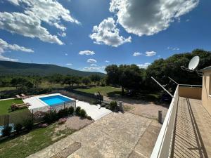 Elle offre une vue sur une cour avec une piscine. dans l'établissement Apartments Brkić, à Lozovac