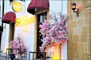 een bos bloemen hangend aan de zijkant van een gebouw bij NAGAS Boutique Hotel & Restaurant at at Historical Part of Nicosia in Lefkosa Turk