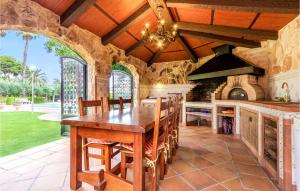 una cucina a pianta aperta con un grande tavolo in legno e sedie di Lovely Home In Elche With Kitchenette a Elche