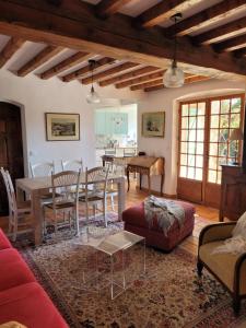 - un salon avec une table et des chaises dans l'établissement Joli mas "Rêve de lune" en plein coeur du Luberon, à Roussillon