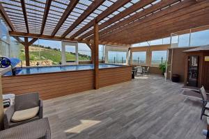 Gallery image of לאגו בוטיק - אירוח למשפחות, זוגות עם בריכה פרטית ונוף in Nof Kinneret