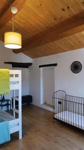 Habitación con 2 literas y techo de madera. en Casale di Maro, en Monte Giberto