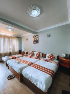 uma fila de camas num quarto em Mountain Resort em Nagarkot