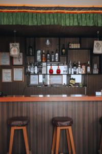 Um bar com dois bancos à frente. em Mountain Resort em Nagarkot
