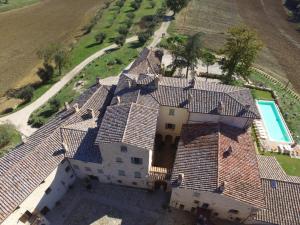 una vista aérea de una casa grande con piscina en Borgo Colognola - Dimora Storica, en Cenerente