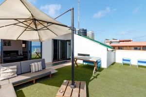 Rõdu või terrass majutusasutuses New Rooftop Gem with stunning Oceanview