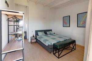 um quarto com uma cama e uma escada em New Rooftop Penthouse with Oceanview em Santa Maria