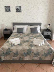 1 dormitorio con 1 cama con 2 almohadas en Rome Open City Home en Roma