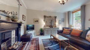 A seating area at Elgin Tower apartment