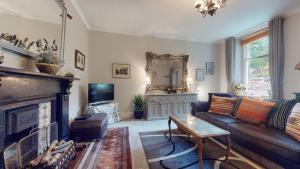 Una sala de estar con un sofá y una chimenea. en Elgin Tower apartment, en Minehead