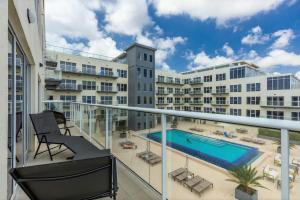 een balkon met uitzicht op een zwembad en gebouwen bij Magnificent 2 Bedroom Corner Condo With The View in Oranjestad