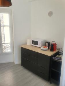 een keuken met een aanrecht met daarop een magnetron bij Chambre Japonaise baieta in Moulinet