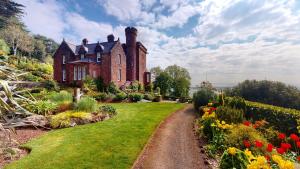 una casa vieja en una colina con jardín en Elgin Tower apartment, en Minehead