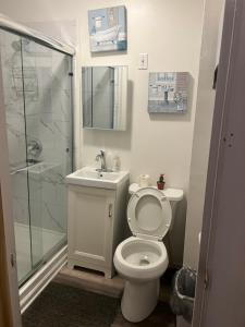 y baño con aseo, lavabo y ducha. en Hollywood Rentals LLC, en Chicago